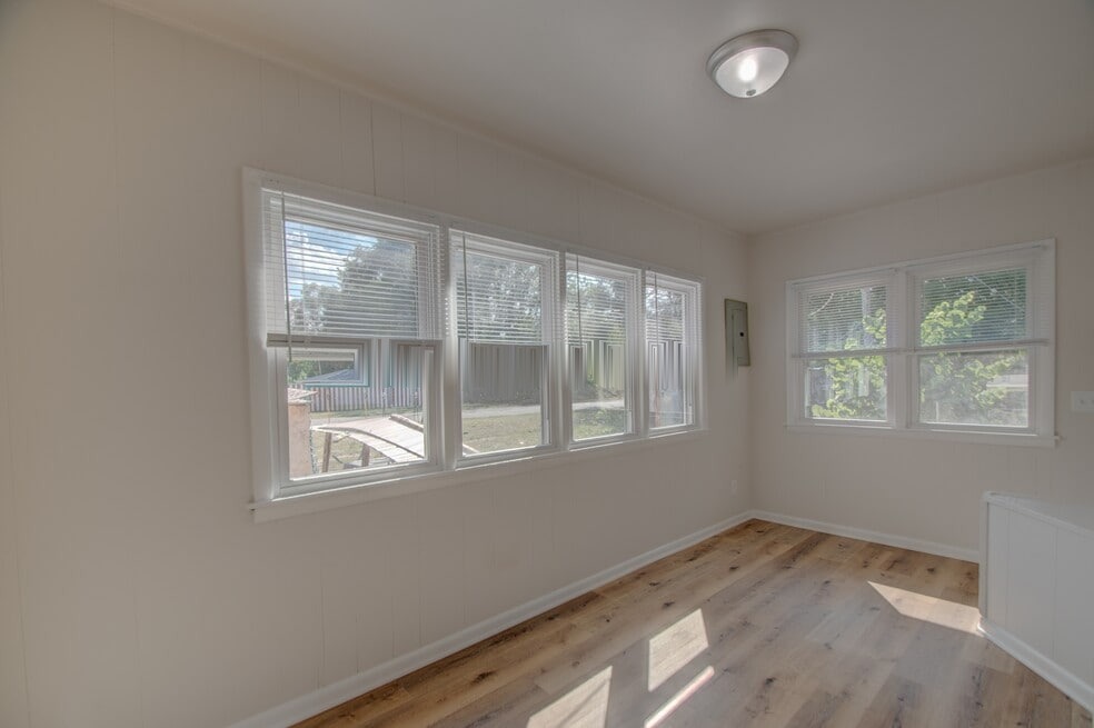 Enclosed rear bonus room with wrap-around windows